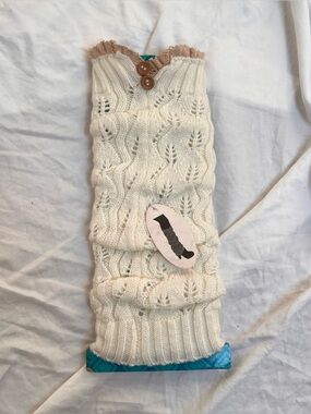 Vintage Deadstock Y2K Cream knitted leg warmers with lace trim and buttons